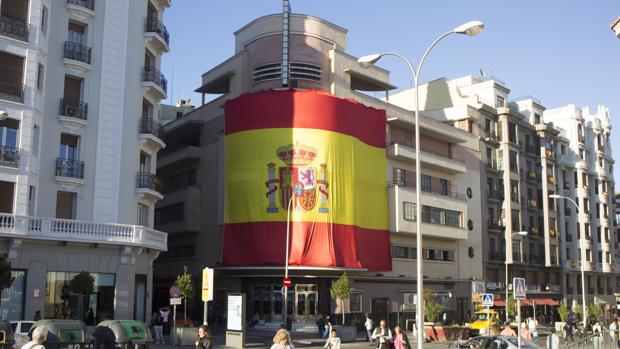 El Teatro Barceló, contra el independentismo: cubre su fachada con la bandera de España de Colón