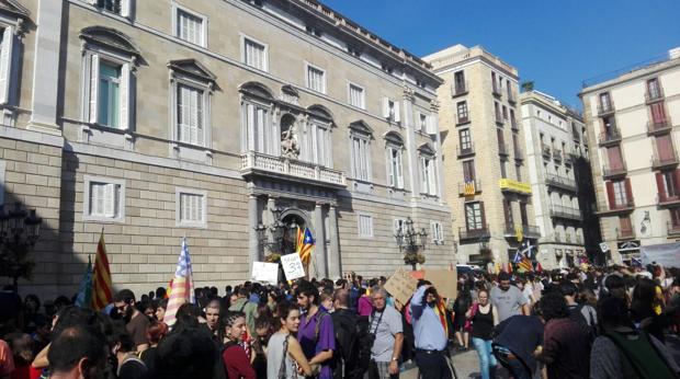 Gritos de «¡Puigdemont traidor!» en la plaza Sant Jaume