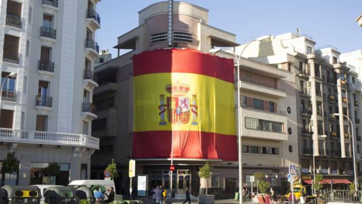 Fachada del Teatro Barceló, con la bandera de España