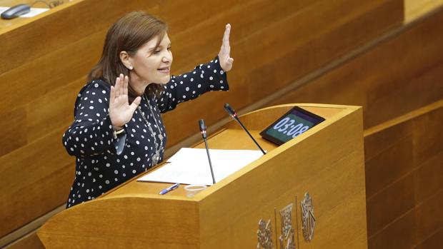 La presidenta del PP valenciano, Isabel Bonig, jura este sábado la bandera de España