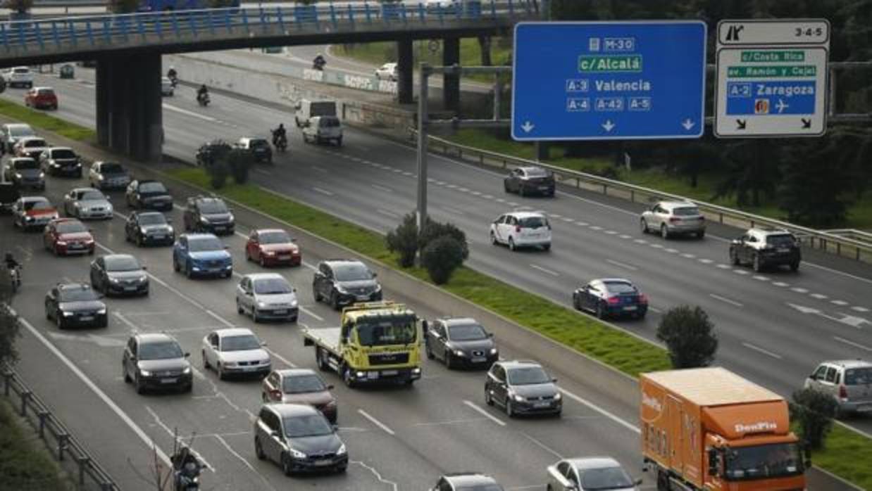 Miles de coches circulan cada día por la M-30 de Madrid