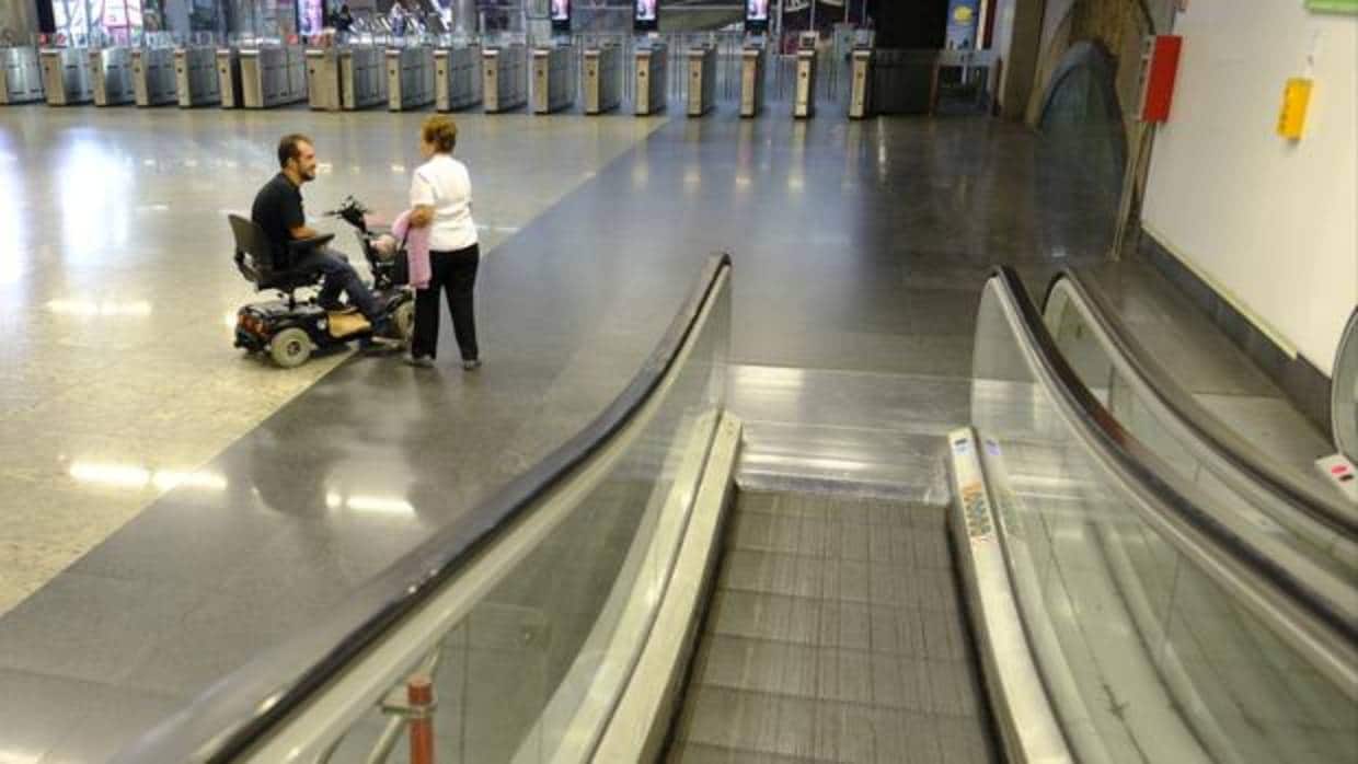 Una persona con movilidad reducida, a su paso por una estación de Metro