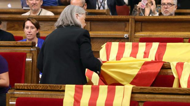 La diputada de Podemos que retiró las banderas de España: «El BOE que diga misa: el presidente de la república catalana es Puigdemont»