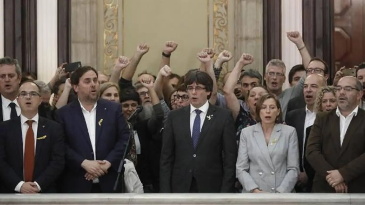 Junqueras, Puigdemont y Forcadell, junto a otros diputados independentistas, tras proclamar la independencia en el Parlamento catalán el viernes