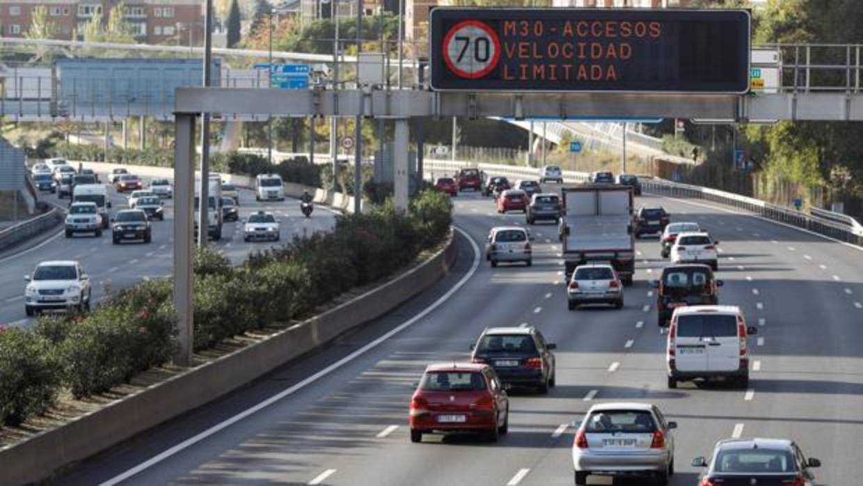 Se mantiene la restricción de velocidad de 90 a 70 kilómetros por hora en la M-30 y en las carreteras de acceso