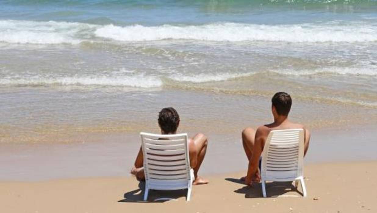 Dos personas en una playa de Valencia