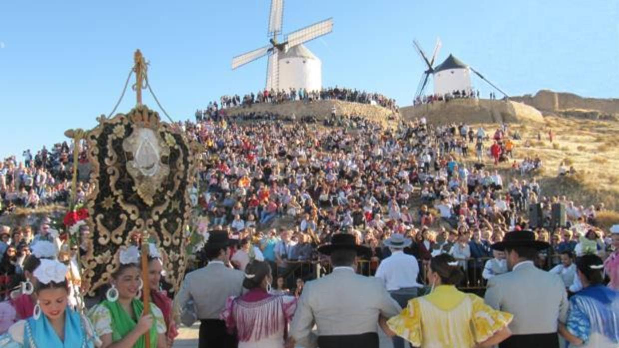 Demostración folclórica durante la Molienda de la Paz en el cerro Calderico
