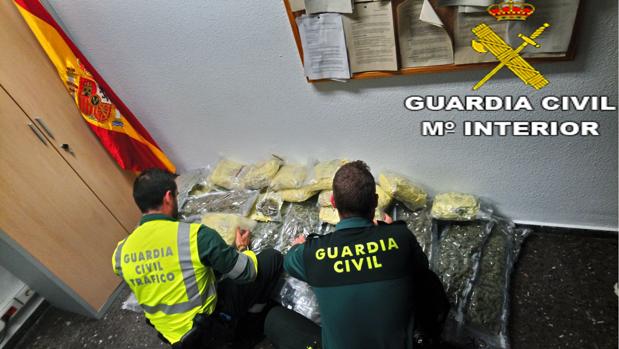 La Guardia Civil interviene treinta kilos de marihuana escondidos en tres maletas de viaje
