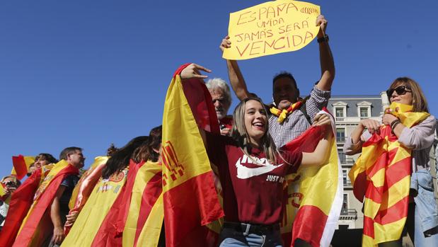 «¡Votarem, votarem!»: El constitucionalismo recupera la calle en Cataluña y se refuerza ante el 21-D