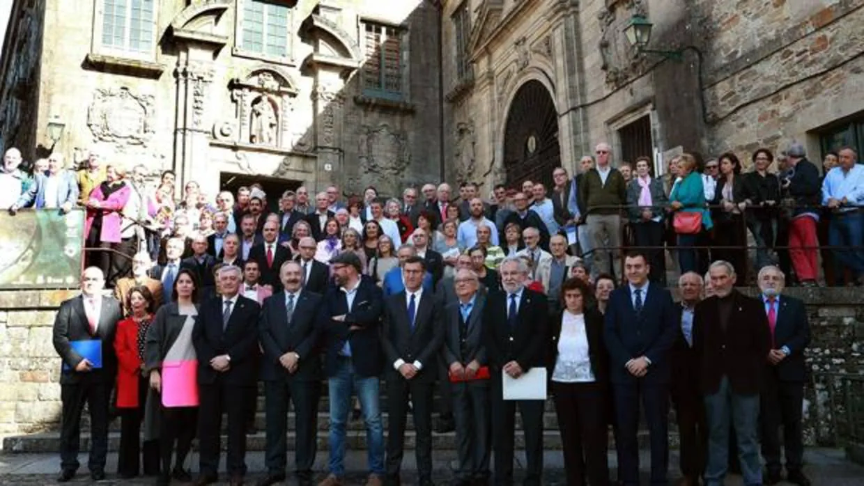 Imagen de familia de los asistentes al homenaje al Museo do Pobo Galego