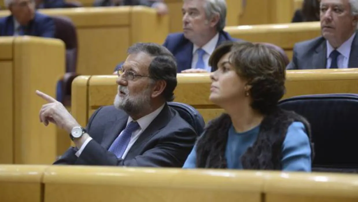 Mariano Rajoy y Soraya Sáenz de Santamaría, en el Pleno del Senado el viernes 27 de octubre