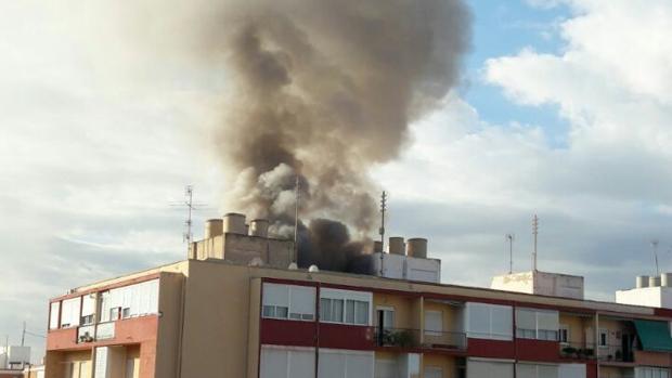 Los Bomberos sofocan un «aparatoso incendio» en un taller de motos en Alicante