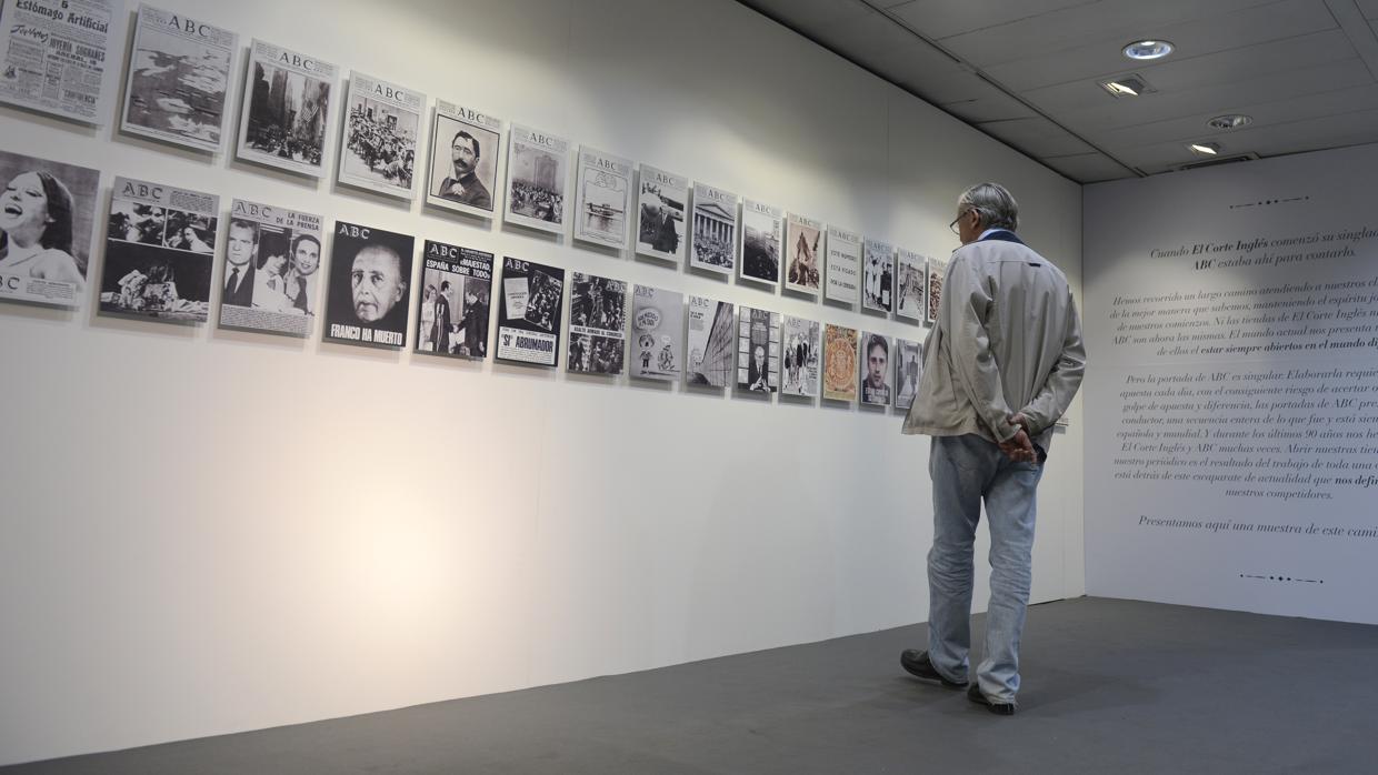 Galería con portadas de ABCen la planta baja, frente a la zona de Libros, del complejo de la Castellana