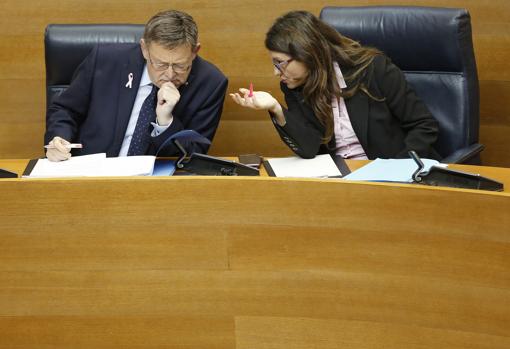 Imagen de Ximo Puig y Mónica Oltra tomada en las Cortes Valencianas