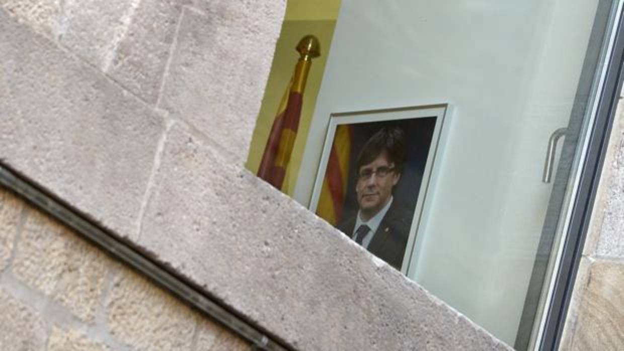 Una foto de Puigdemont, ayer, a través de la ventana de un despacho de la Generalitat