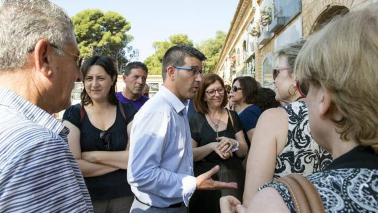 Jorge Rodríguez, presidente de la Diputación de Valencia, en uno de los cementerios de la provincia