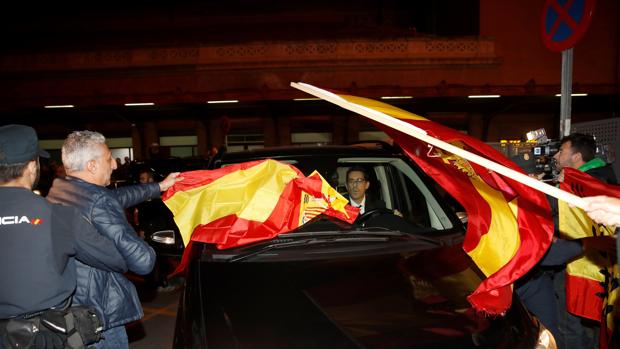 Tensión durante la despedida en Barcelona y la llegada a Madrid de la Mesa del Parlament