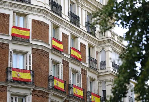 Banderas de España colgadas en los balcones