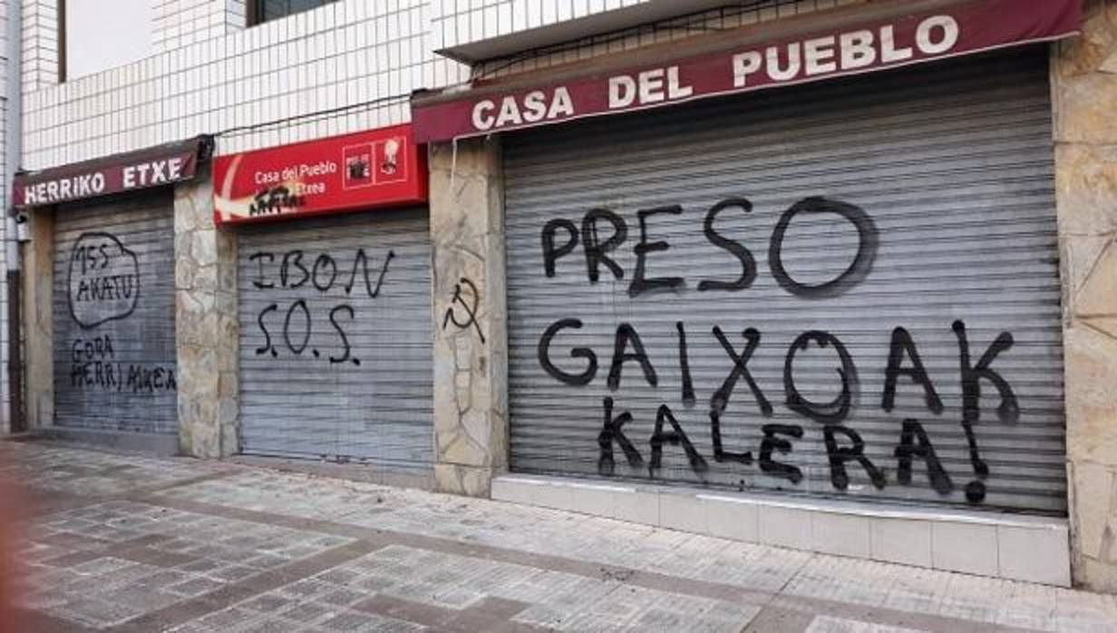 Aparecen pintadas contra el 155 y a favor de los presos de ETA en una sede socialista de Vizcaya