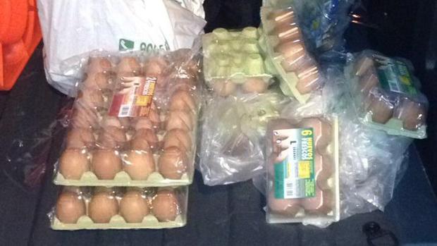 500 menores se lían en una batalla campal con huevos