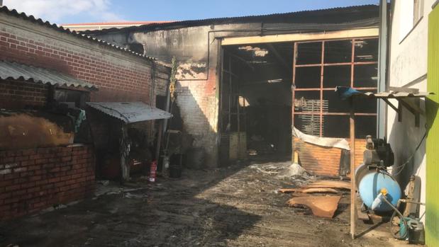 Los bomberos extinguen un incendio en una carpintería de Fuensalida