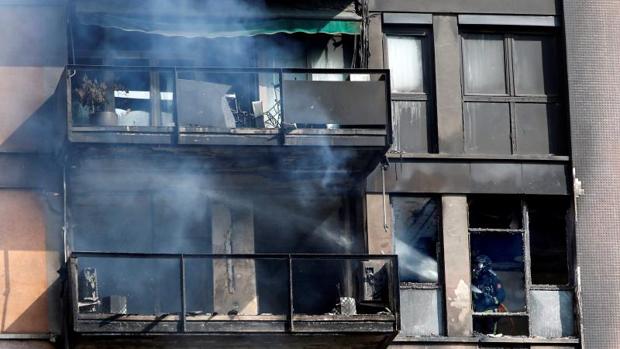 Un muerto y un herido grave en un incendio declarado en un edificio de Barcelona