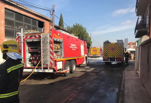 Los bomberos extinguen un incendio en una carpintería de Fuensalida