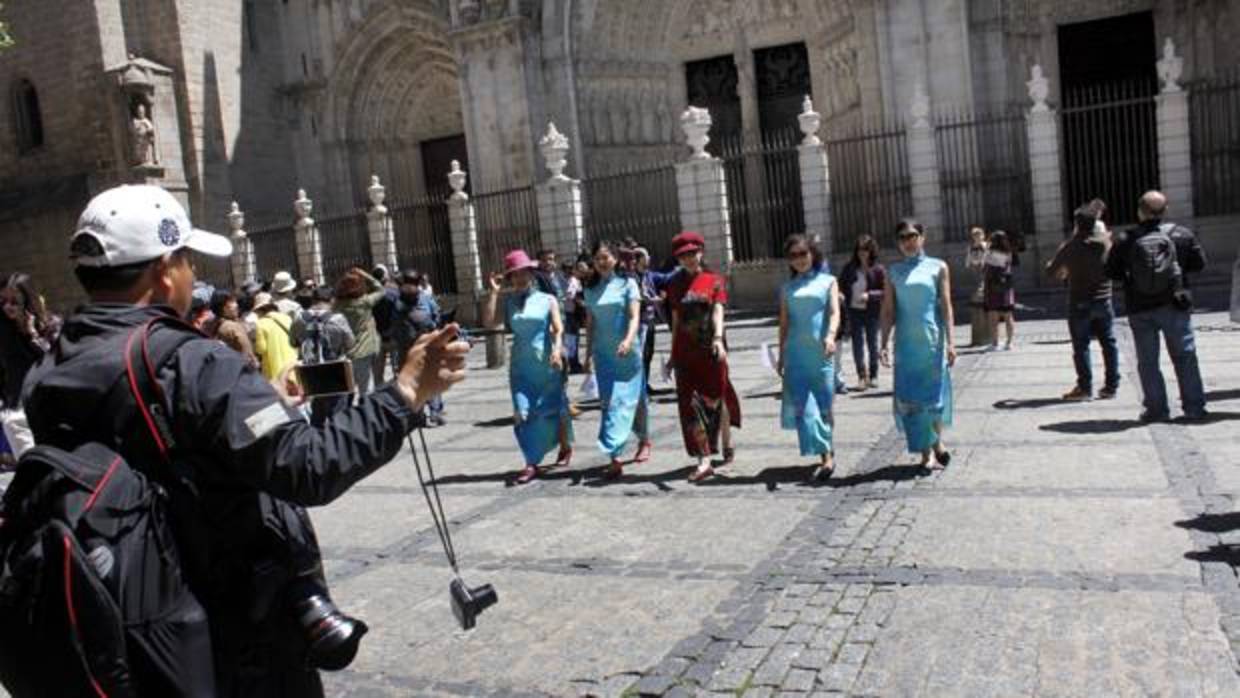 Turistas chinos graban un video en la plaza del Ayuntamiento