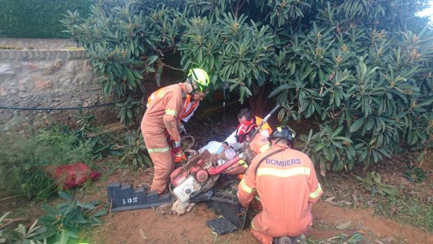 Los bomberos rescatan a un hombre que había resultado atrapado por una mula mecánica