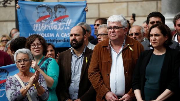 Colau pide al catalanismo unirse sin fisuras contra el «autoritarismo» de Rajoy