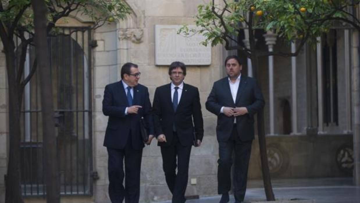 Carles Puigdemont y Oriol Junqueras a la salida de una de las reuniones del Govern de la Generalitat