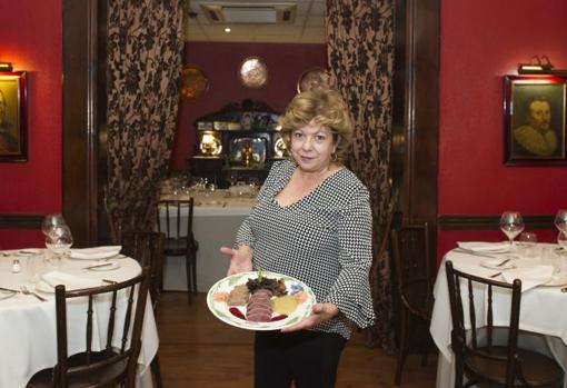 Paloma Rodríguez, propietaria de Las Reses, con un plato de lomo de ciervo con salsa de frambuesa