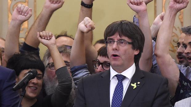 Puigdemont asegura que no ha huido y se muestra dispuesto a ser candidato el 21-D