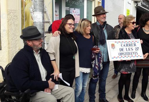 Concejales y encargados del cambio de calles en Alicante, con la primera placa que se cambió