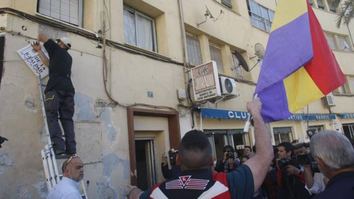 Imagen de la reposición de la placa de la plaza de la División Azul