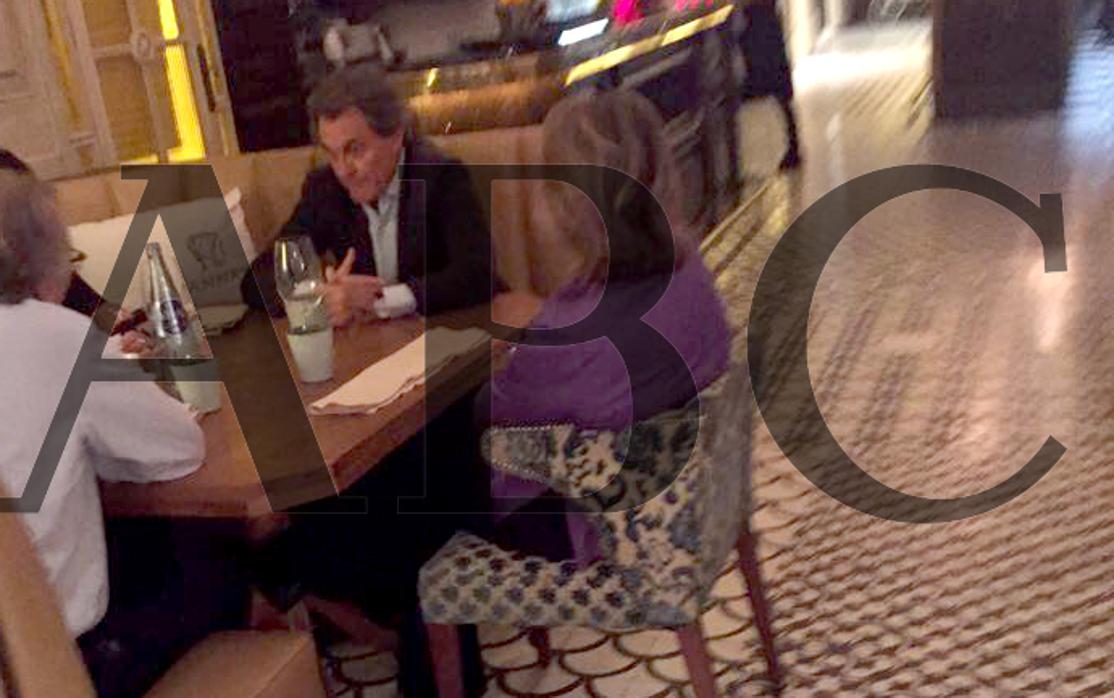 Artur Mas, ayer, cenando en un local de moda de Barcelona