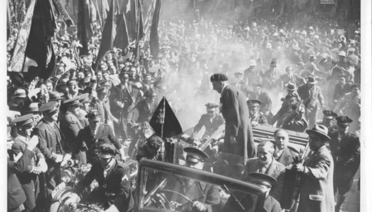 Companys, a su regreso a Cataluña, tras ser encarcelado por el golpe de 1934
