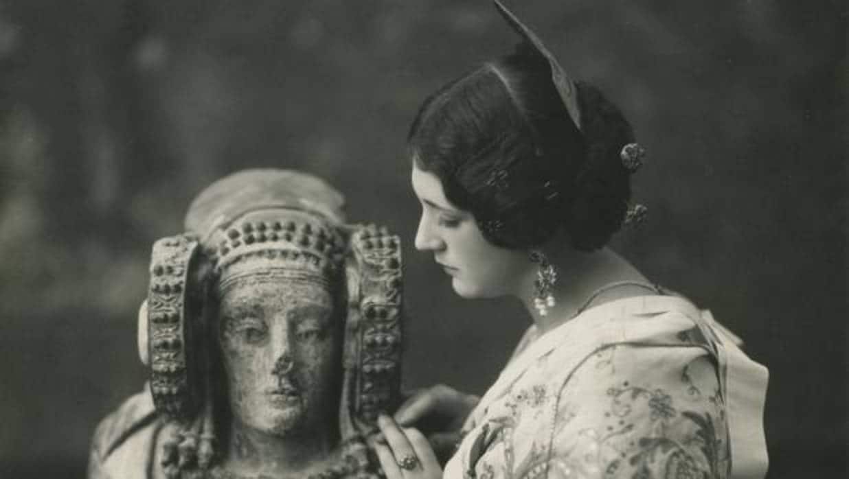 Retrato de Pepita Samper junto a la Dama de Elche realizado en 1929