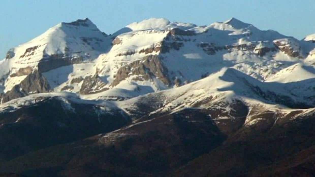Cumbres nevadas en el Pirineo aragonés