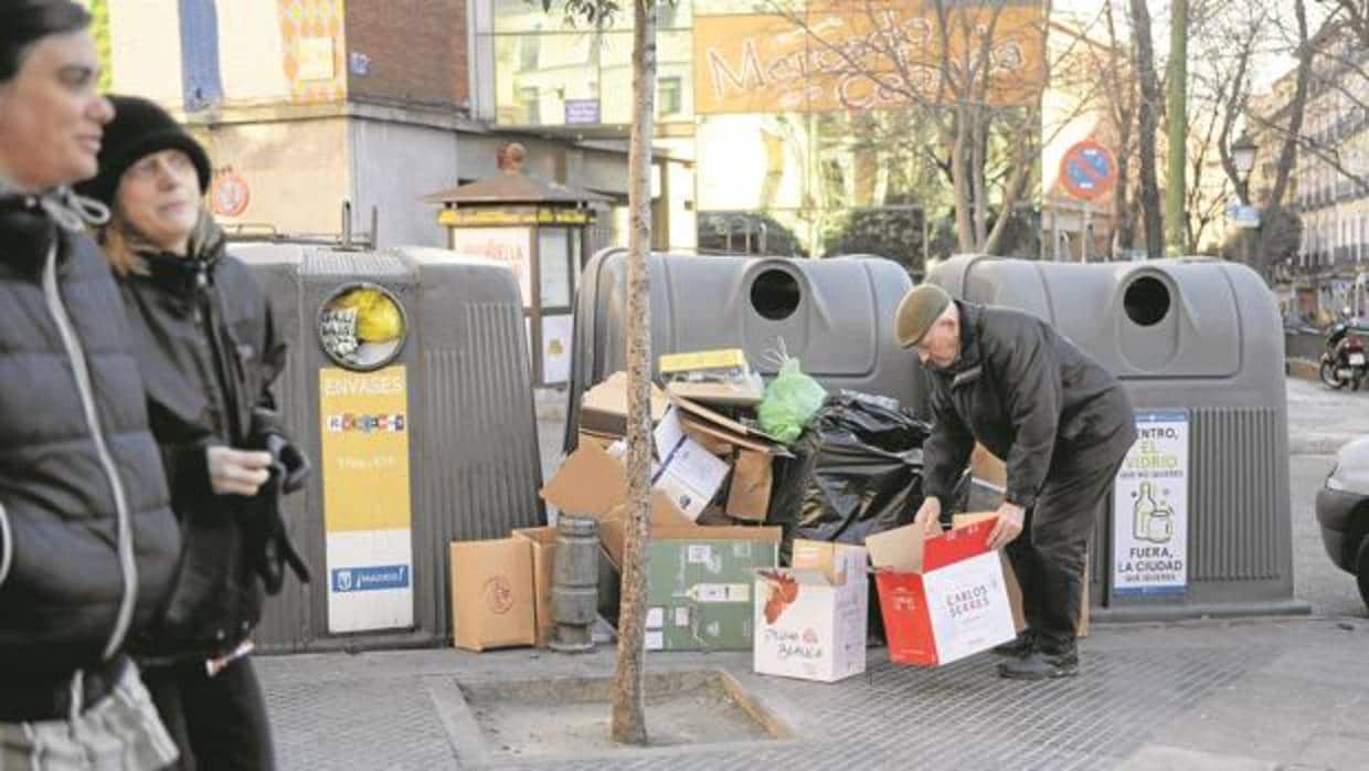 Basura en torno a contenedores de residuos en la plaza de la Cebada, en una imagen de archivo