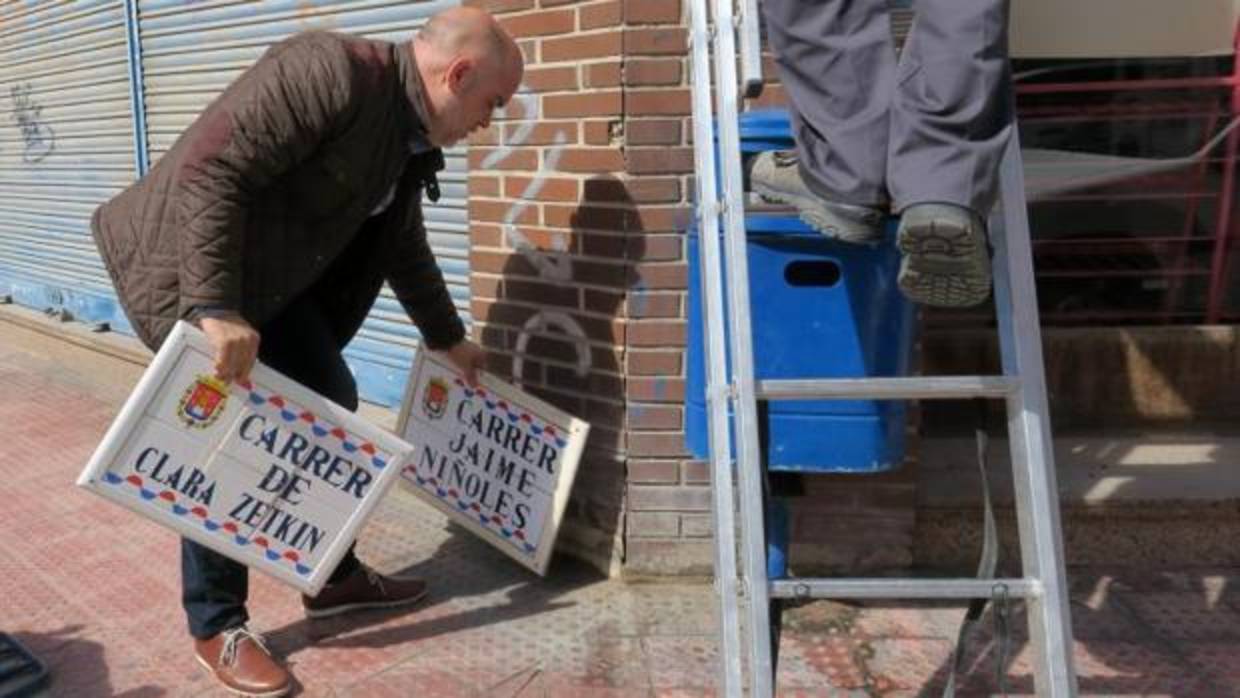 Retirada de la placa de la calle Zetkin en Alicante por orden judicial