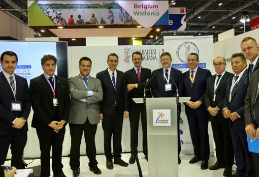 El presidente de la Generalitat, Ximo Puig (centro) junto a otras autoridades y respresentantes del sector de los campos de golf y de los hoteleros, en el evento londinense