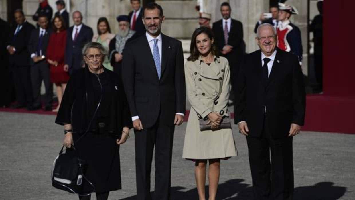 Los Reyes reciben al presidente de Israel y a su esposa