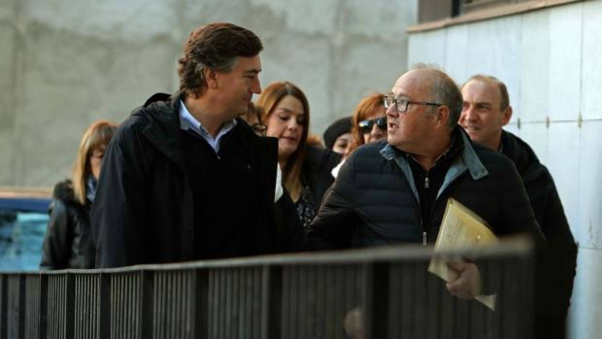 El director de la escuela Mossen Vives, Isidor Alberich (d), junto con varios compañeros, a su llegada al juzgado