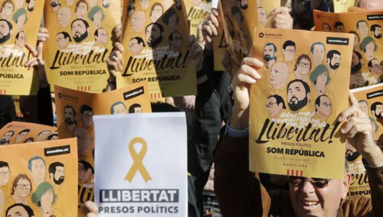 Un grupo de personas exhibe cárteles pidiendo la libertad de los exconsellers encarcelados