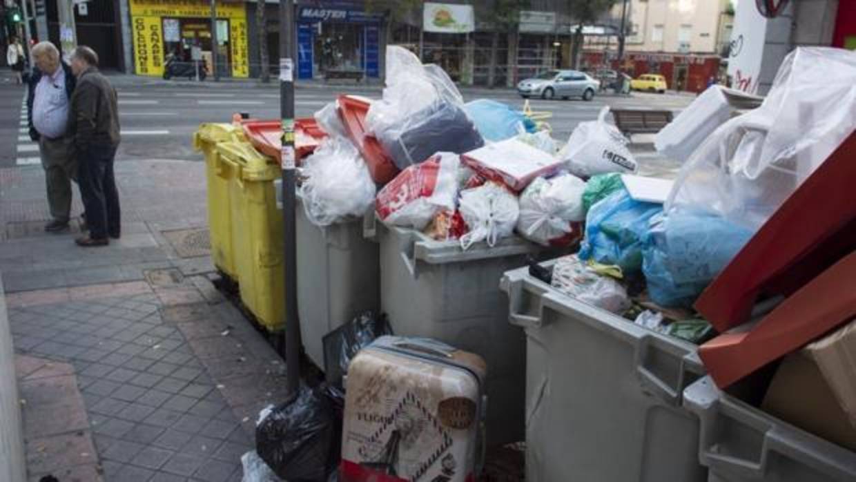 Contenedores de basura sin recoger en el distrito de Latina durante la primera jornada de huelga