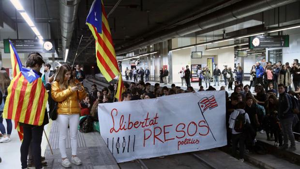 Un grupo de manifestantes corta las vías del AVE y Cercanías en la estación de Sants