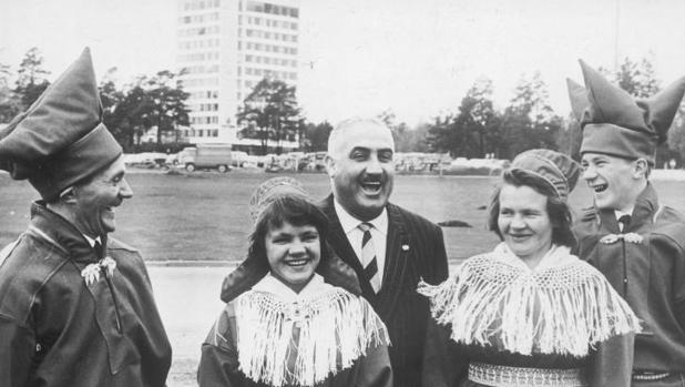 El entonces alcalde de Benidorm, en Helsinki (Finlandia) con una familia de cazadores de renos en Laponia, ataviados con sus trajes típicos, en 1965
