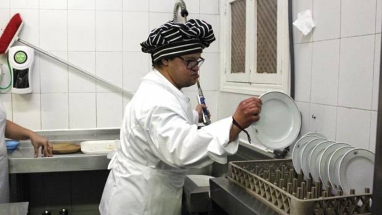 Borja López, trabajando en la cocina del restaurante «Venta de Aires», en Toledo