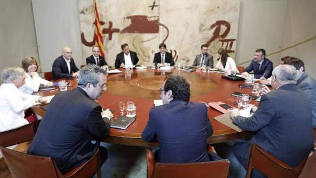 El Govern de la Generalitat cesado, en una de sus reuniones semanales